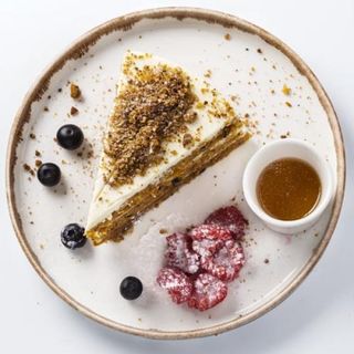 Carrot cake con nueces, orejones y frosting de queso