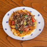 Салат с брискетом на лепешке и печеным картофелем