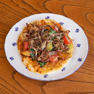 Салат с брискетом на лепешке и печеным картофелем