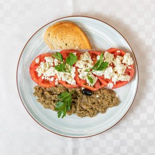 Салата домати с кьопоолу и козе сирене (450г)