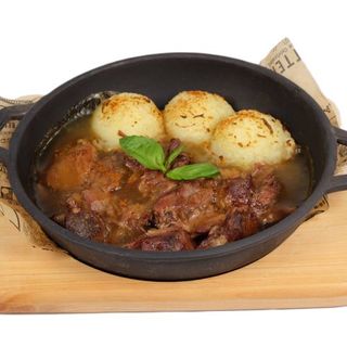 Телешки джолан с картофено пюре, печен сос и босилек (400г)