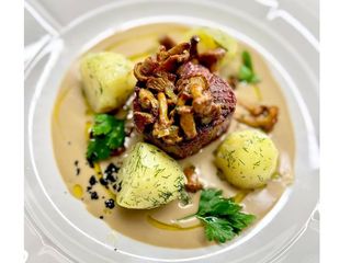 Медальони з Телятини зі смаженими Грибами, картопляним пюре Муслін та соусом Форестьєр (420g)