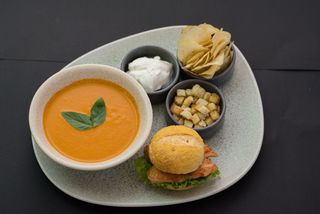 Pileći sendič mini i paradajz supa