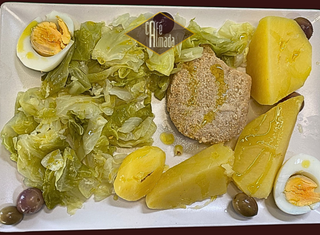 Filete de Tofu com batata cozida, ovo cozido e legumes