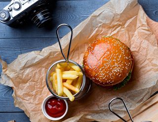 Бургер с говядиной и фри