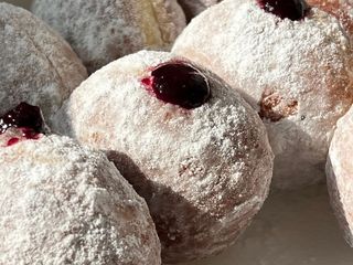 Пончик зі смородиною та кремом (80g)