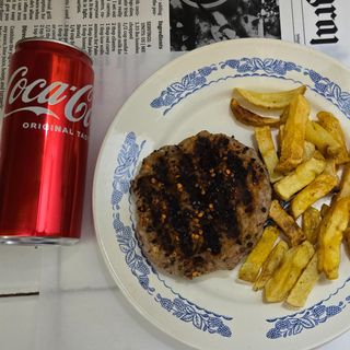 Гурманска плескавица (230г) + Пържени картофи + Coca-Cola (330ml)