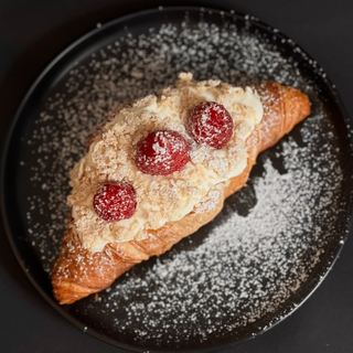 Croissant z chałwą i malinami