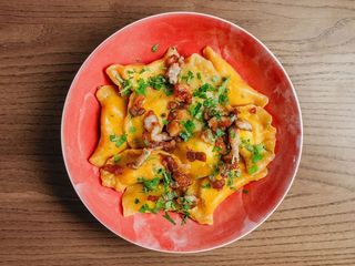 Вареники з сиром зі шкварками та сметаною (280/50g)