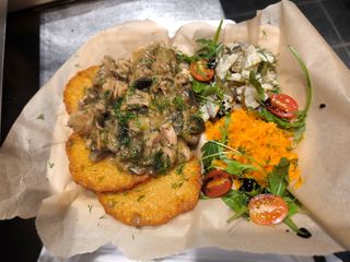 Gulasz wieprzowy z plackami ziemniaczanymi 3 szt.