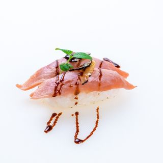 026. Nigiri maguro scottato