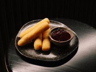 Сирні снеки  з соусом із журавлини (170/50г)