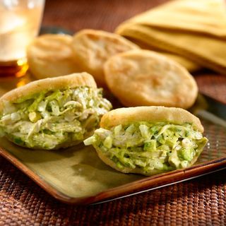 AREPA DE REINA PEPIADA Y QUESO AMARILLO