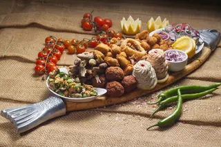 Platou cu delicatese și produse pescărești pentru patru- cinci persoane