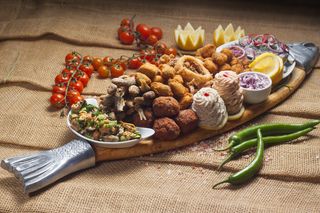 Platou cu delicatese și produse pescărești pentru patru- cinci persoane