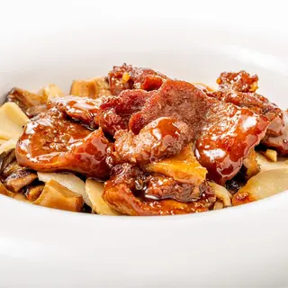 256. Manzo con funghi e bambu