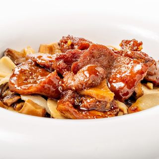 256. Manzo con funghi e bambu