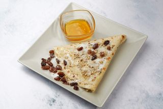 Palačinka sa medom i suvim grožđem