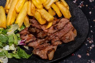 Ceafa de porc cu cartofi prajiti