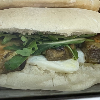 Panino con melanzane, mozzarella e rucola