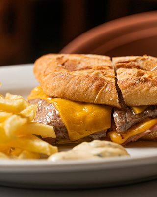 Prego Cheddar c/ Batata Frita