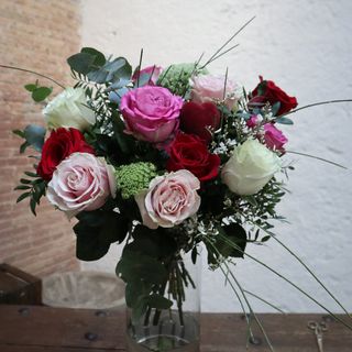 12 rosas variadas San Valentín