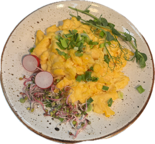 Jajecznica z 4 jaj na maśle