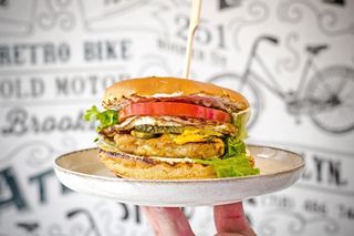 Бургер с пилешко филе (300г)