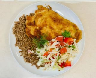 Kotlet z kurczaka z kaszą gryczaną i surówką