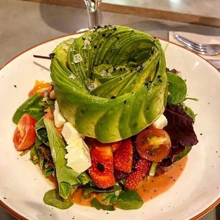Ensalada De Flor De Aguacate, Con Cacahuetes Y Queso