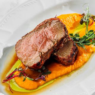 Medalion de vițel cu piure de morcovi