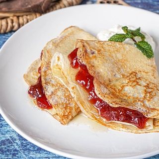 კრეპი არაჟნით და ჟოლოს მურაბით