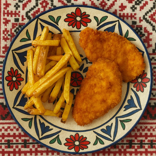 Snitel de pui cu cartofi prajiti proaspeti