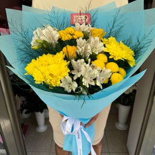 Букет с рози, алстромерии и хризантеми в небесно синьо #124