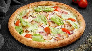 Піца з беконом і томатами