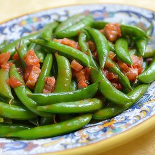 Taccole saltate con peperoncini rossi, sale e pepe