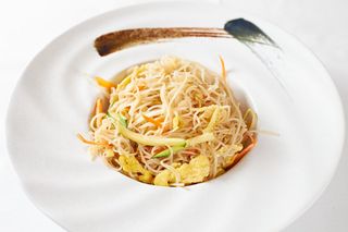 255. Spaghetti di riso con verdure