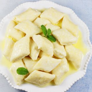 Pierogi leniwe z serem i masłem