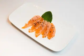 200.Tataki de salmón flambeado (5 pzs.)