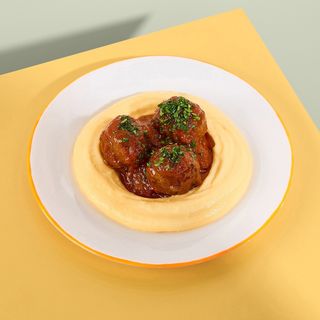 Мʼясні боли з яловичини під томатним соусом із сирно-картопляним пюре