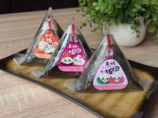 Onigiri z łososiem pieczonym 1 szt