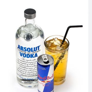 Vodka Absolut (700 ml.) y Red Bull (250 ml.)