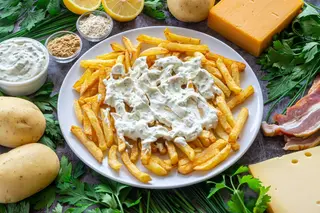 Patatas Fritas Con Salsa (Ración)