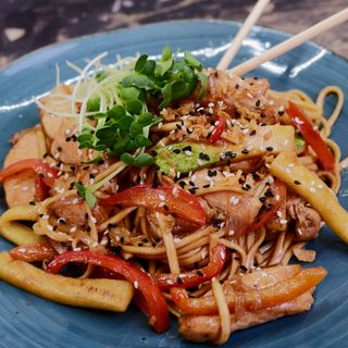 Удон з куркою під устричним соусом (370г)