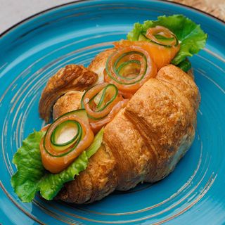 Круасан з лососем і крем-сиром 		