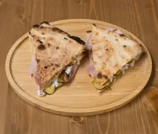 Mezzaluna POP con cremoso all'asiago, zucchine e cotto