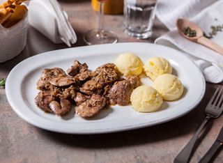 Ficat de pui cu ceapă și piure