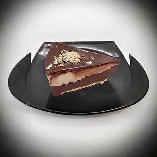 Porzione torta nocciola e cioccolato
