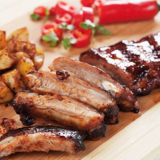 Coaste de porc cu sos bbq si cartofi wedges