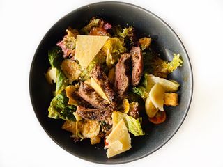 Салат Цезар з телятиною гриль (200г)